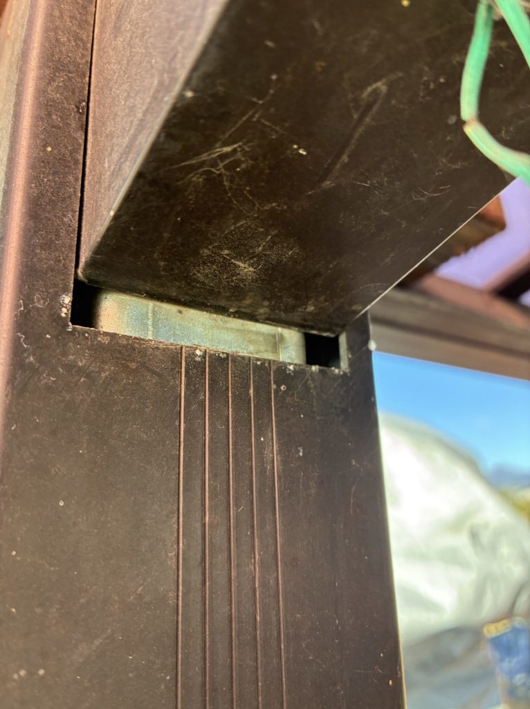 昭和アルミのカーポート支柱から屋根フレームをジャッキアップすると中に金属のフレームが出て来ます