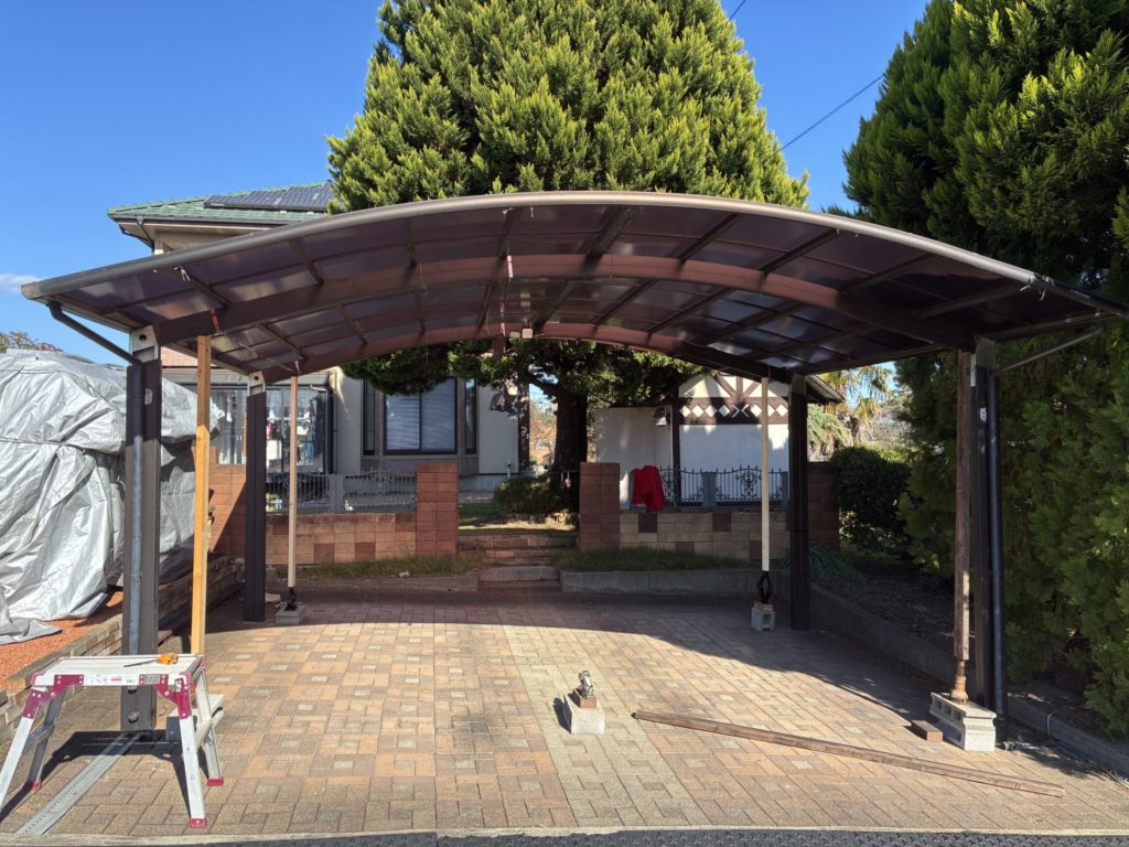 昭和アルミのカーポートの高さ調整DIYで20cmアップ上段の穴にインナーフレームの下段の穴が重なったところ