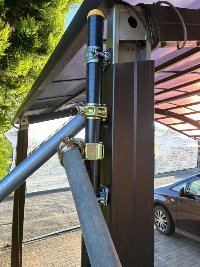 昭和アルミのカーポートの高さ調整後は中の金属がむき出しに。単管パイプで強度補強