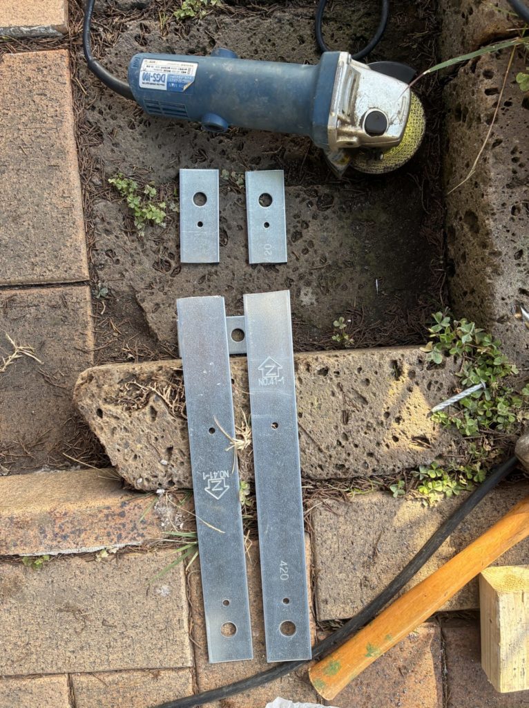 鉄鋼材をベビーサンダーでカット