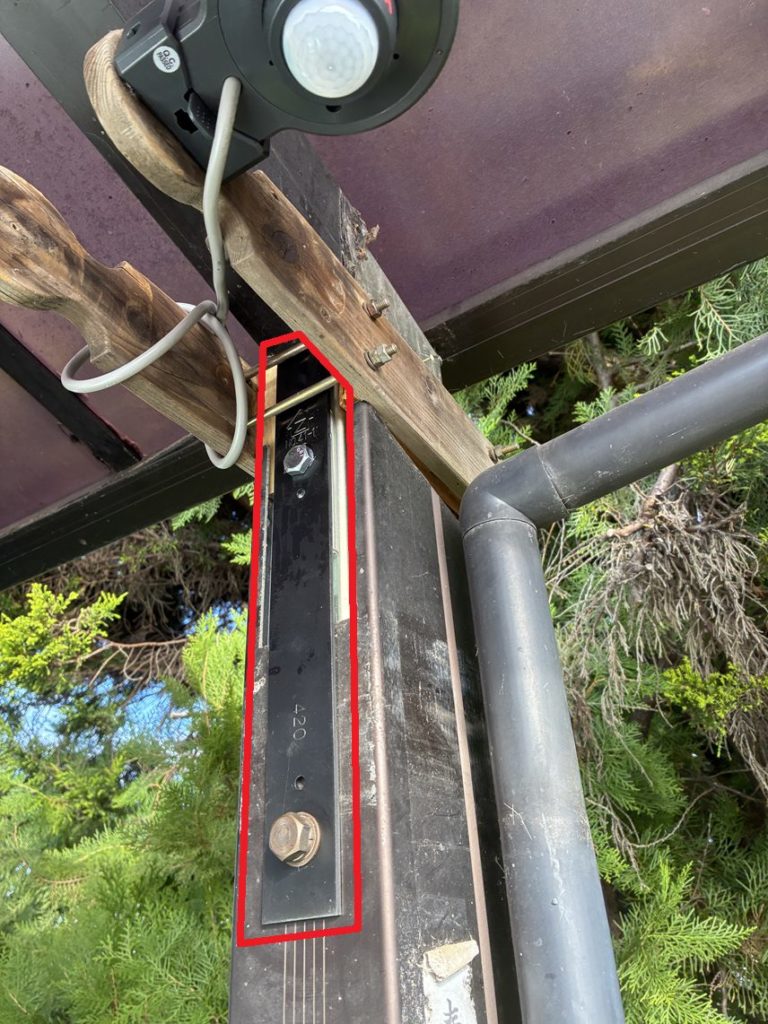 昭和アルミのカーポートの高さ調整後のフレーム補強 鉄鋼材で補強