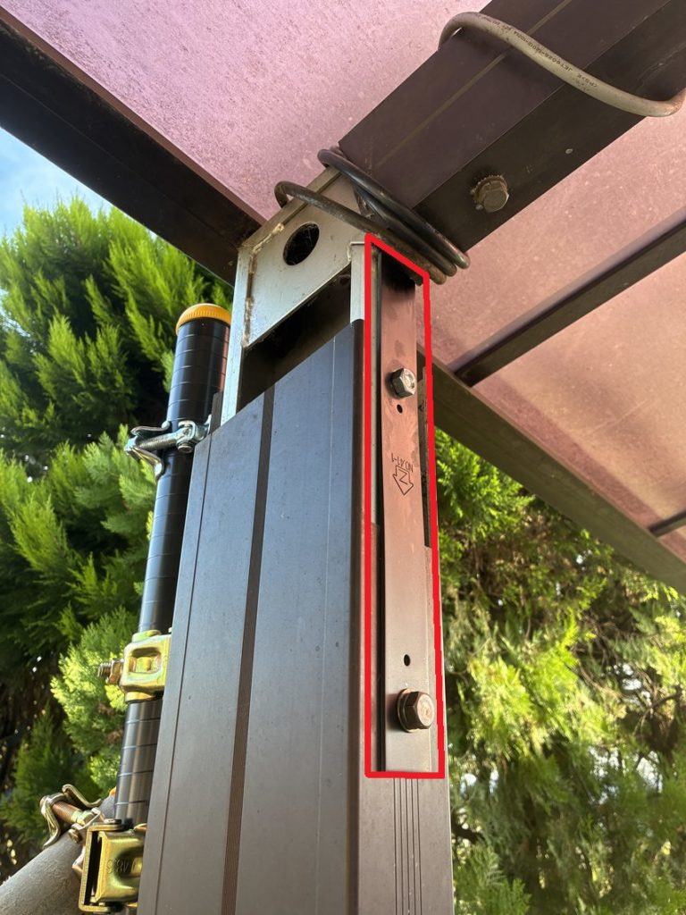 昭和アルミのカーポートの高さ調整後のフレーム補強 鉄鋼材で補強