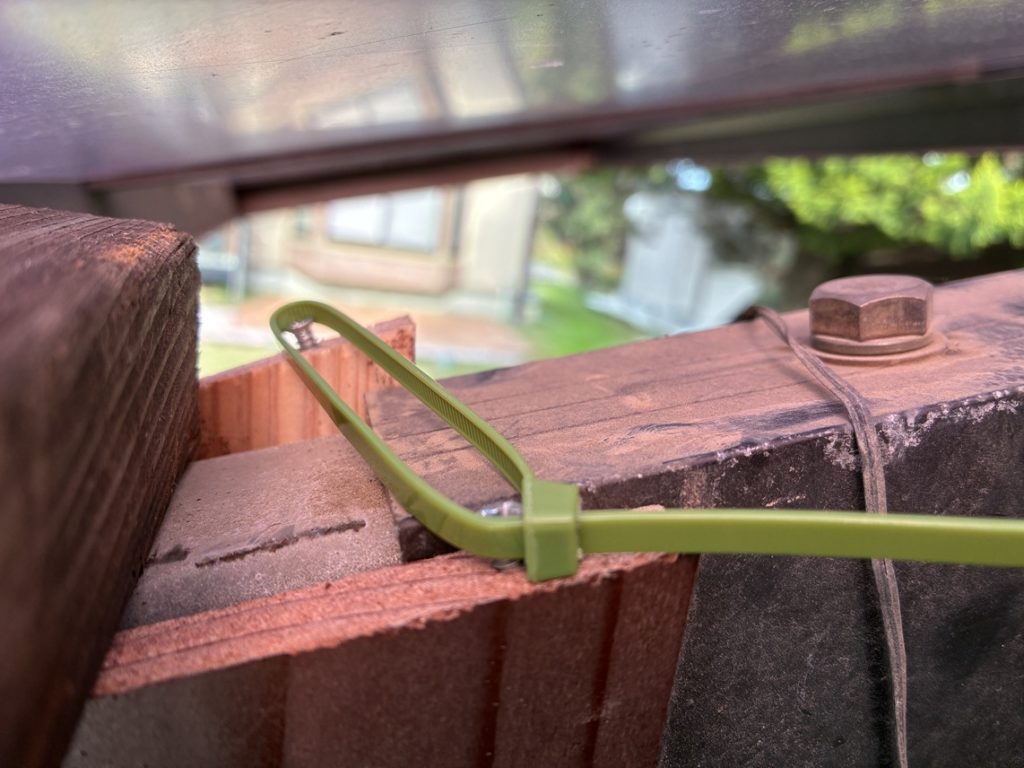 昭和アルミのカーポートの高さ調整化粧板の取り付け