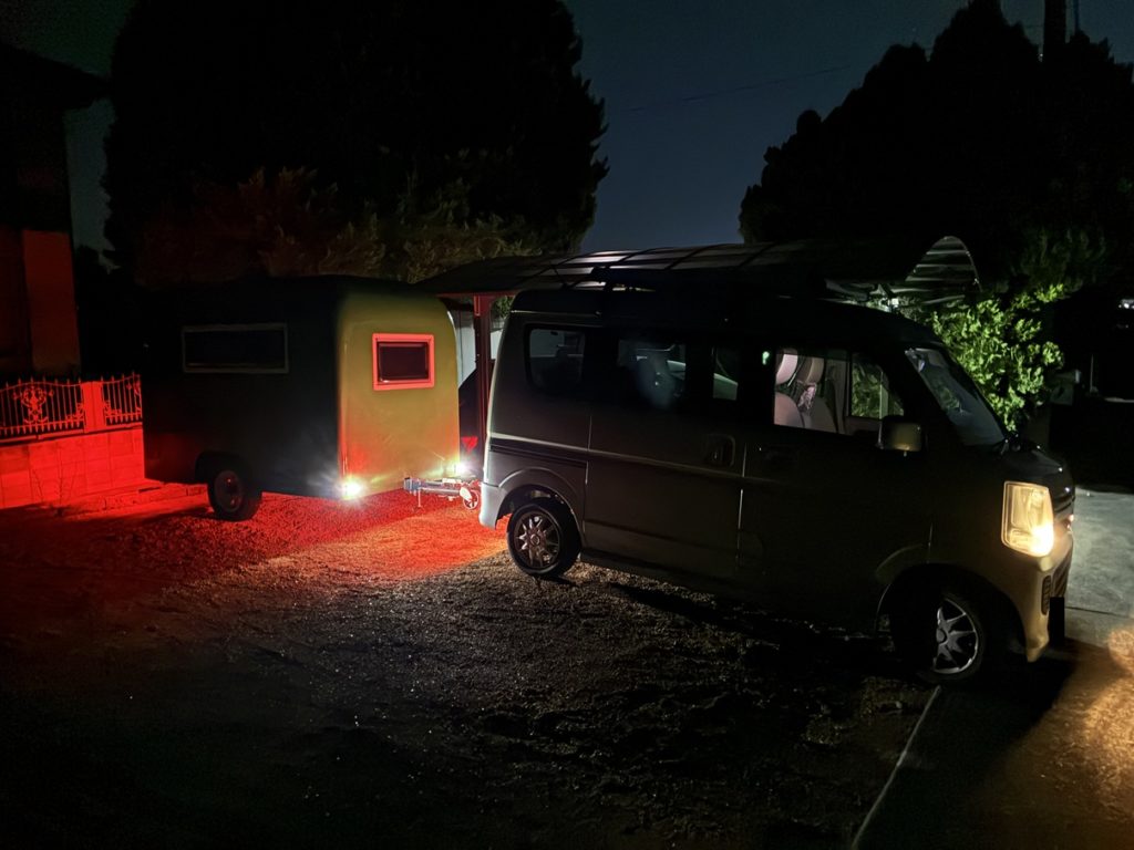 軽自動車のエブリィワゴンとトレーラの幌馬車くん