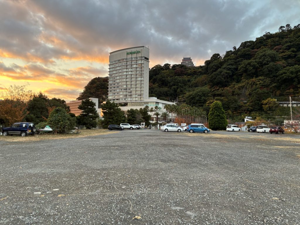 熱海港海釣り施設駐車場　入り口方面（熱海後楽園ホテル）
