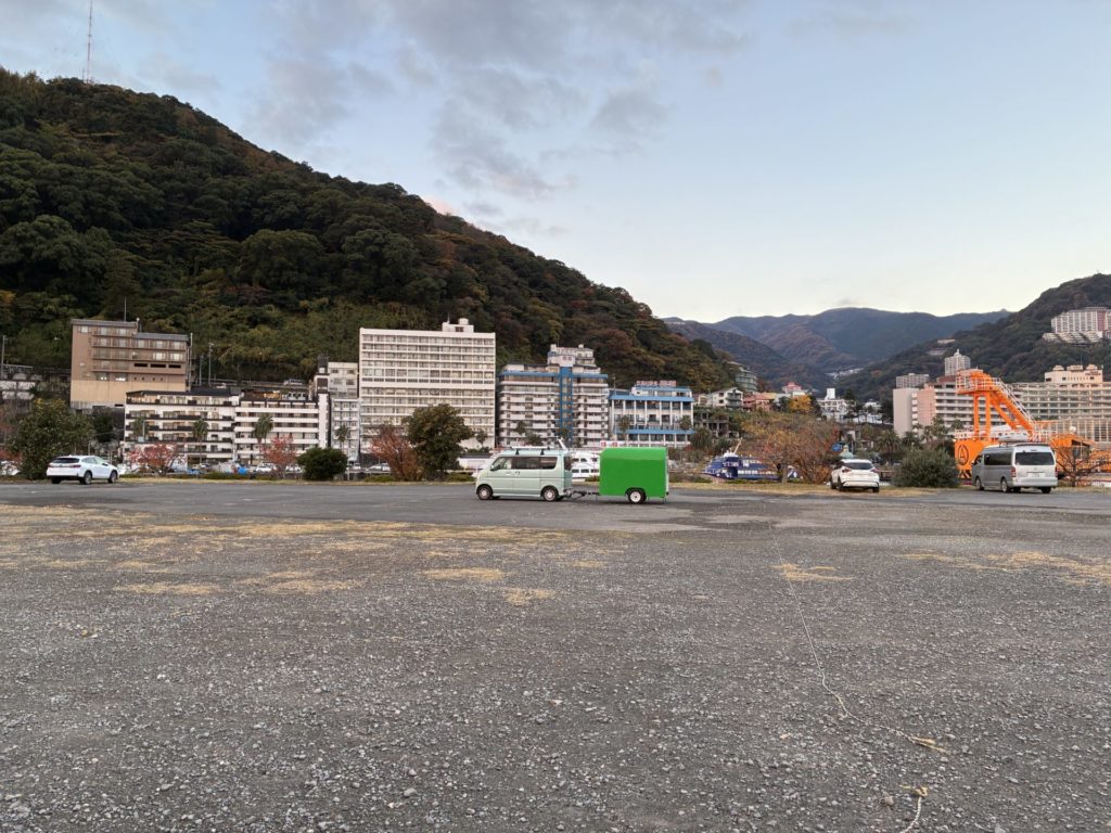 熱海港海釣り施設駐車場　遊覧船乗り場方面　アスファルト舗装