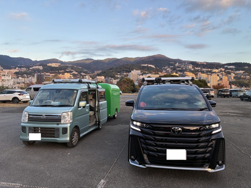 熱海港海釣り施設駐車場で友人と合流