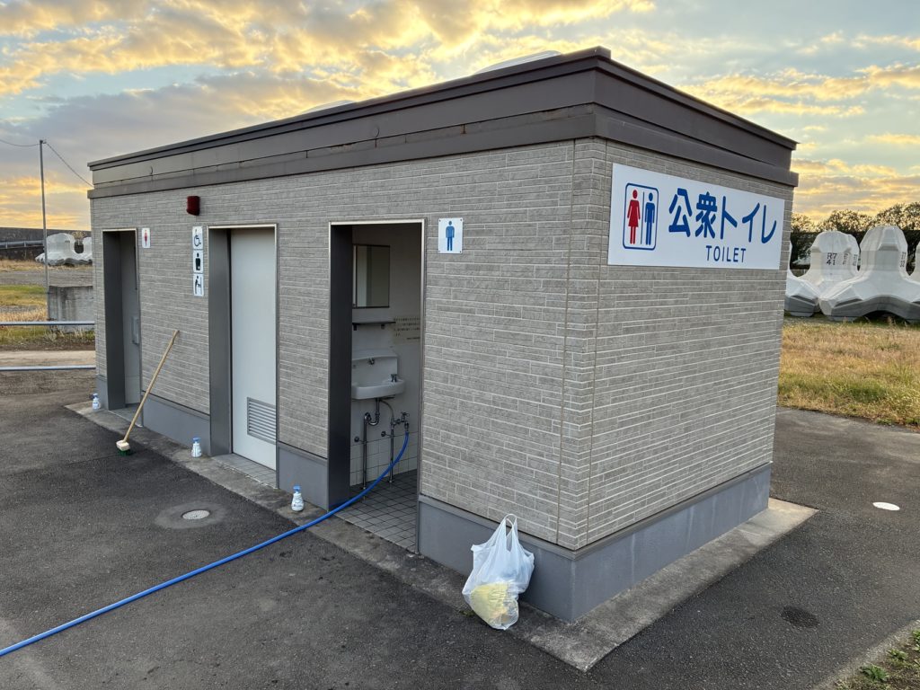 熱海港海釣り施設駐車場に近いトイレ