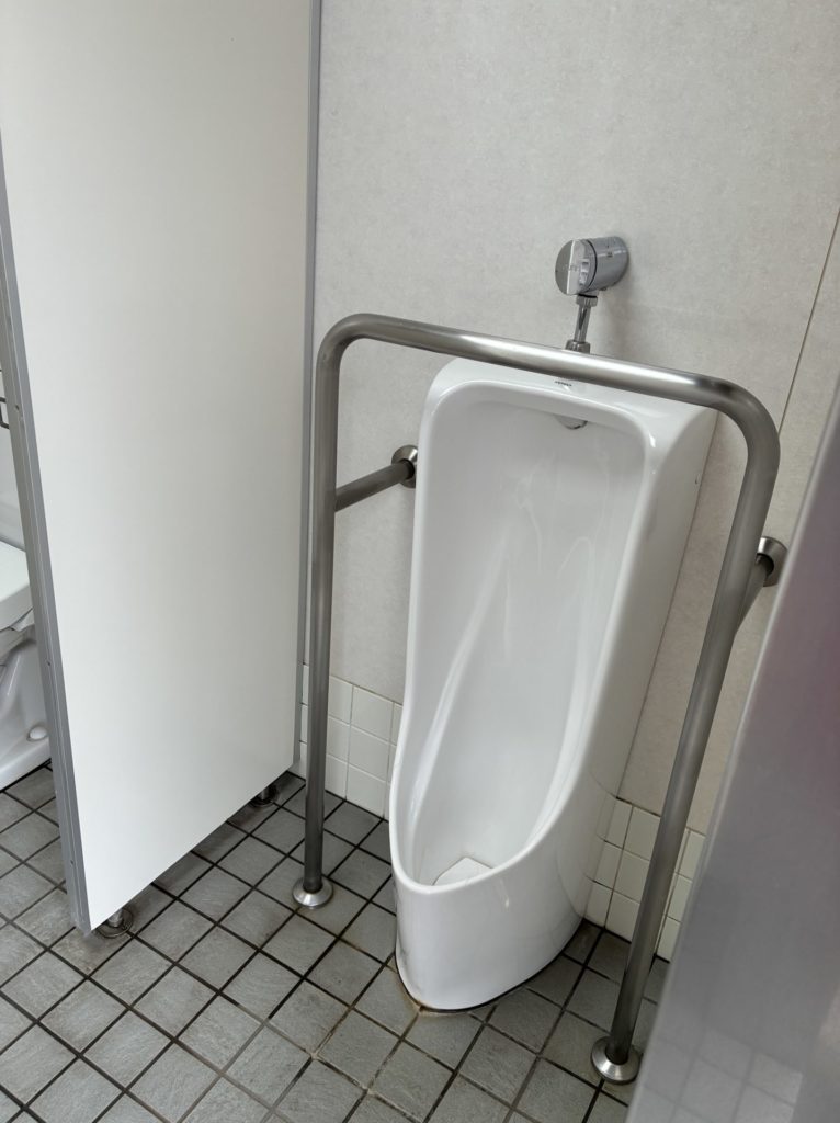 熱海港海釣り施設駐車場に近いトイレ　男子トイレ