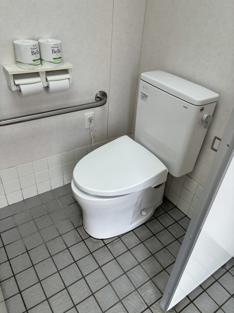 軽熱海港海釣り施設駐車場に近いトイレは洋式でウオシュレット無し