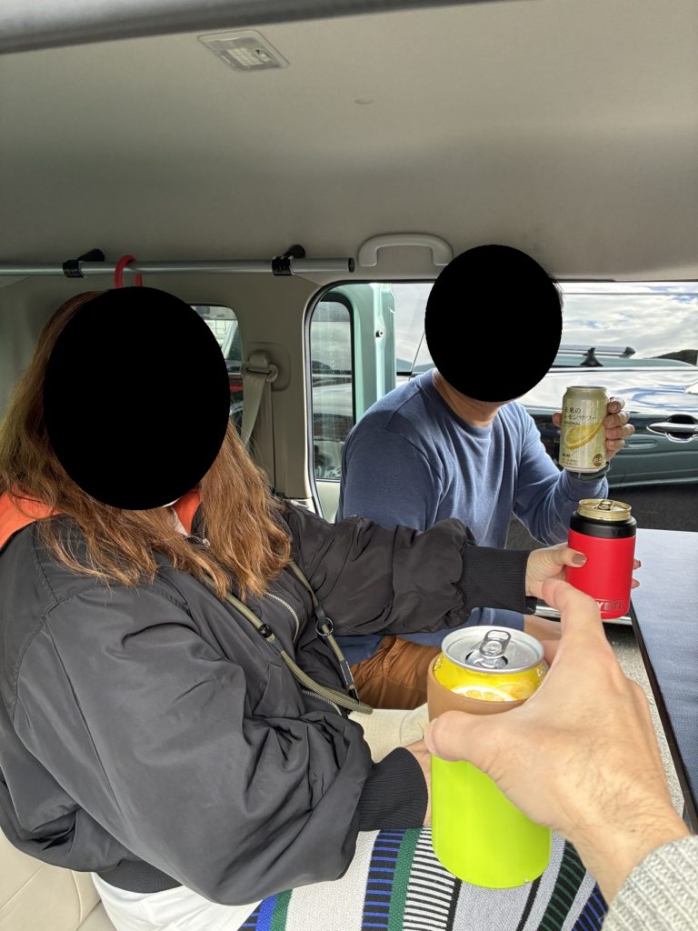 エブリィワゴンの二列目で乾杯