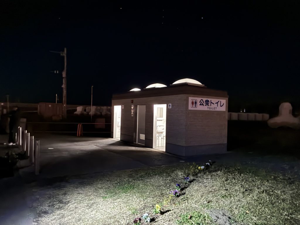 熱海港海釣り施設駐車場に近いトイレは夜でも明かりが灯っている