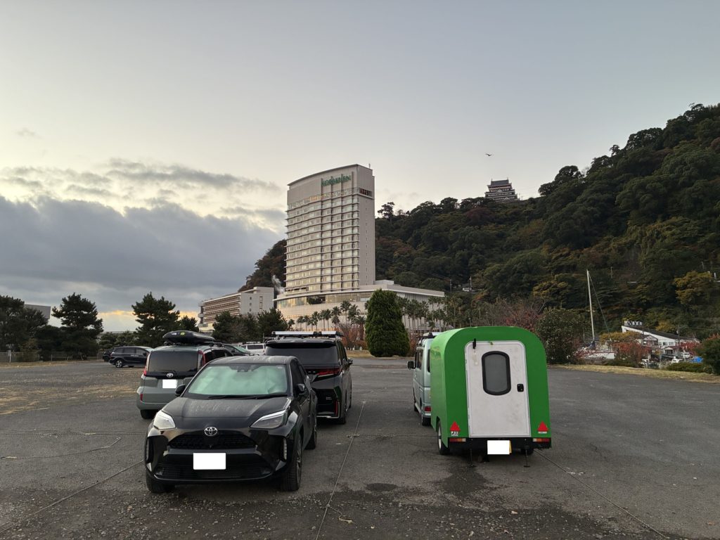 早朝の熱海港海釣り施設駐車場（こっち側は混まない）