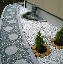 日本庭と飛石や灯篭