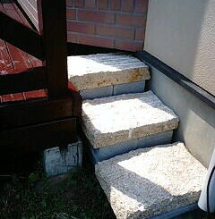 ウッドデッキ階段の石材と重量ブロック